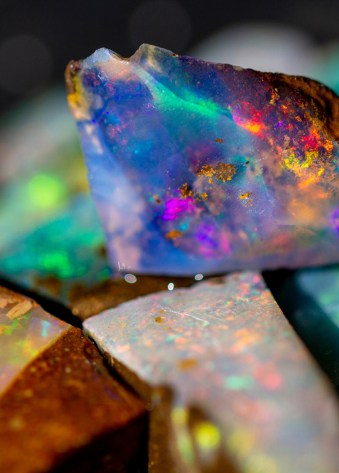 يتميّز حجر الأوبال بألوانه المتغيرة
