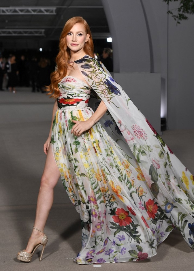 اطلالة Jessica Chastain بموضة الفستان المطبع بالورود من توقيع دار Oscar de la Renta