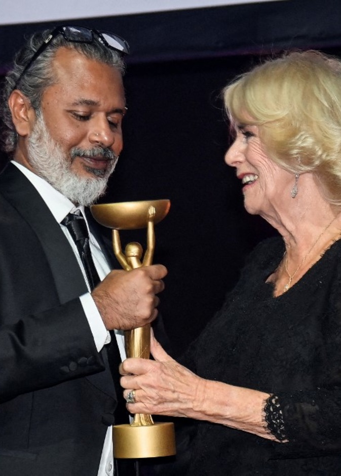 الملكة القرينة كاميلا باركر تٌسلم جائزة "بوكر" للرواية 