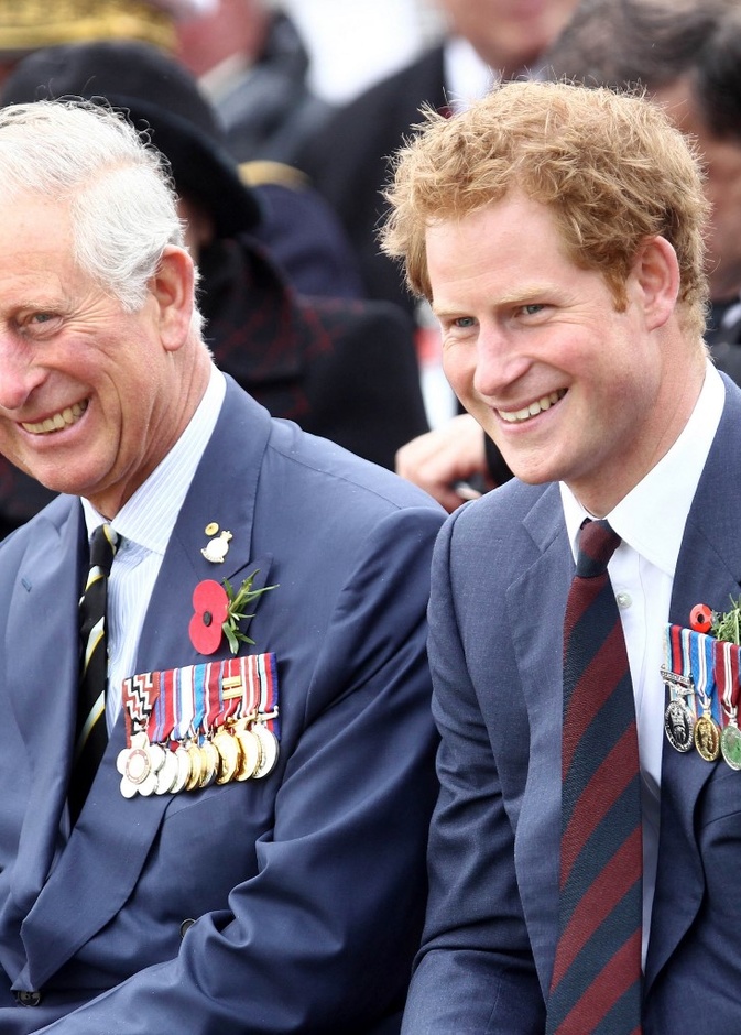 5 مواقف "ودودة" للأمير هاري مع والده الملك تشارلز الثالث