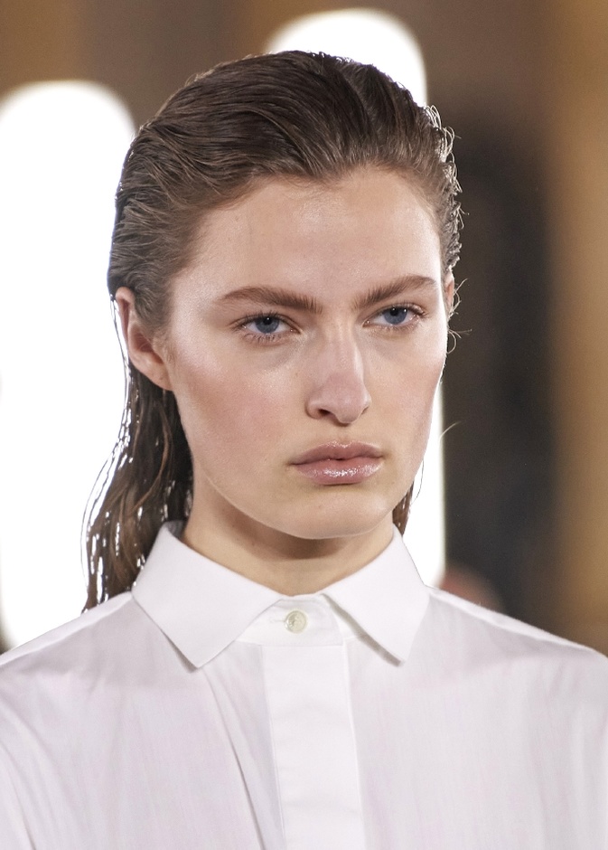 أفضل مقشرات الوجه في المساء قبل النوم