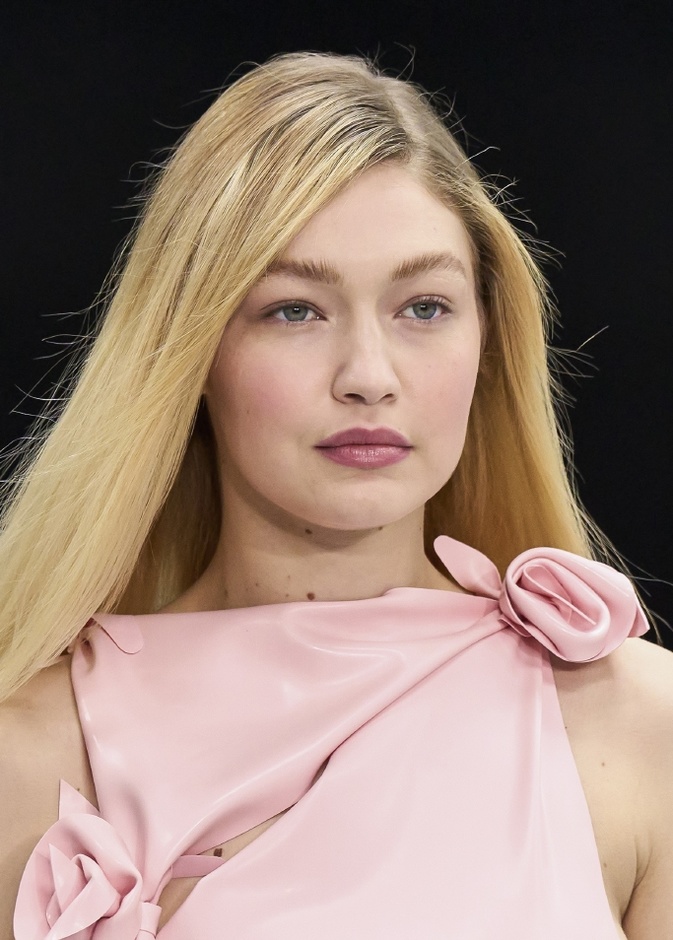 ألوان أحمر الشفاه الفاتح والمشرق من دار Coperni