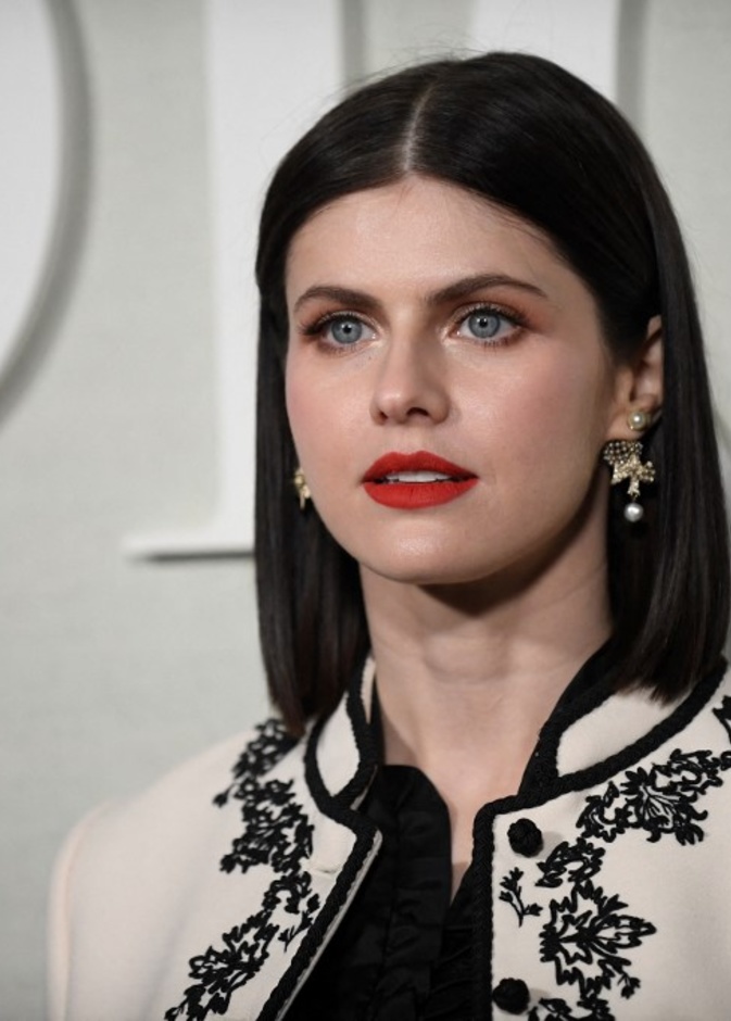 ألوان أحمر الشفاه المناسبة مع مكياج العيون الزرقاء على طريقة Alexandra Daddario