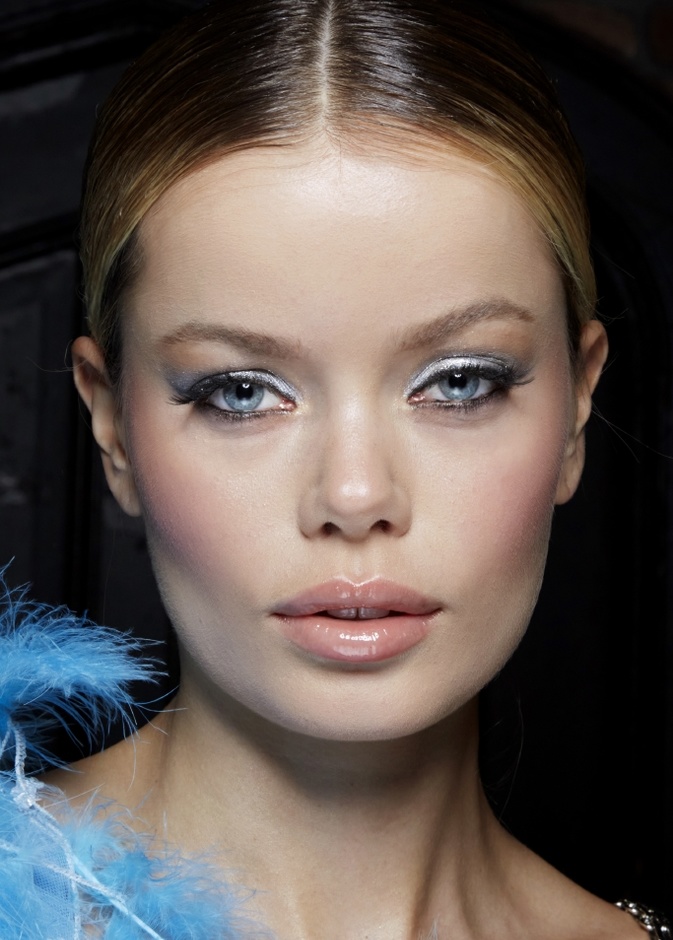 اللمستحضرات اللازمة لتحويل المكياج الأزرق للسهرة بأسلوب عرض Bronx Banco