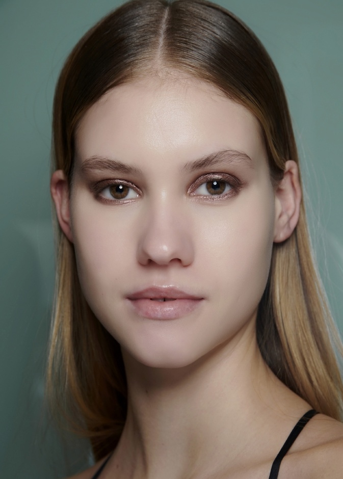 تجنبي ترك الرؤوس البيضاء لأنها تسبب بندوب عميقة بالبشرة