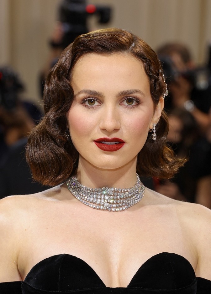 تسريحات شعر لا تبطل موضتها مع قصّة الكاريه للصبايا صاحبات الوجه الصغير بأسلوب Maude Apatow