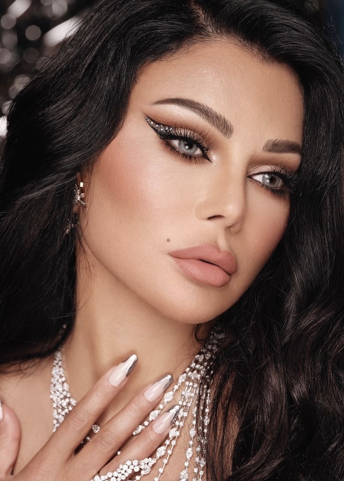 حيل إضافة حبوب الستراس مع أيلاينر منقار العصفور على طريقة هيفا وهبي