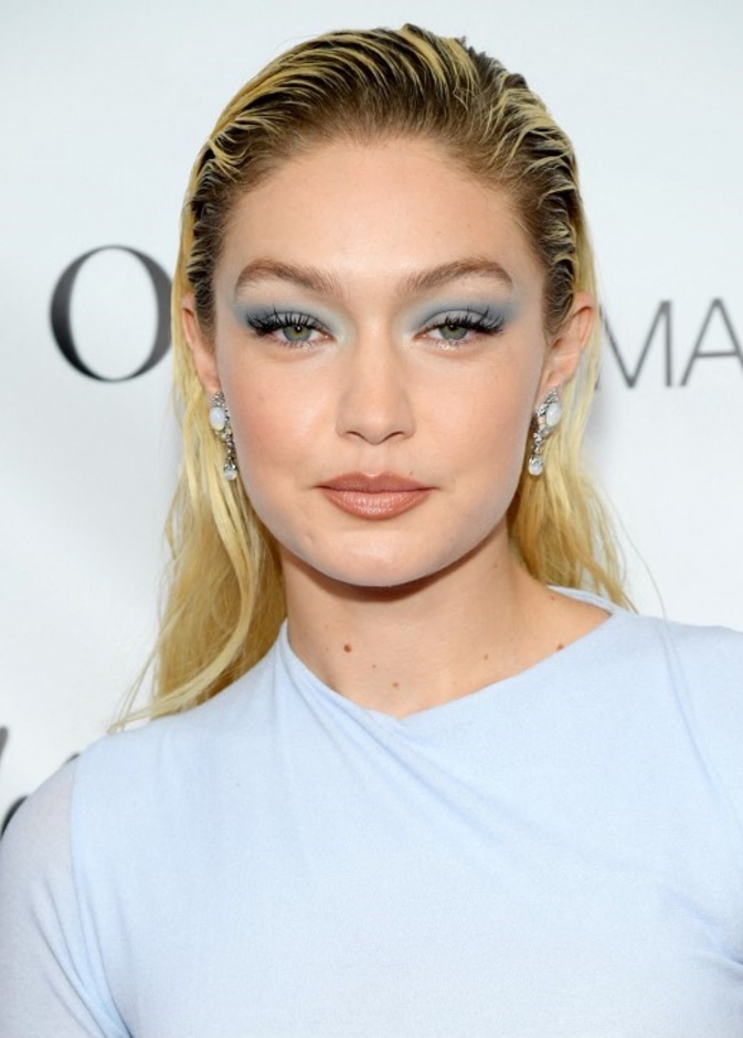 خطوات تطبيق المكياج الأزرق بأسلوب إطلالات جيجي حديد الجمالية - Copy