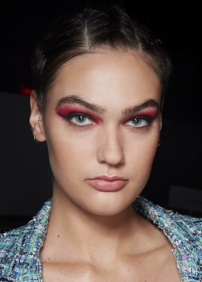 خطوات تطبيق مكياج باللون الأحمر بشكل عصري بأسلوب عرض Anderson