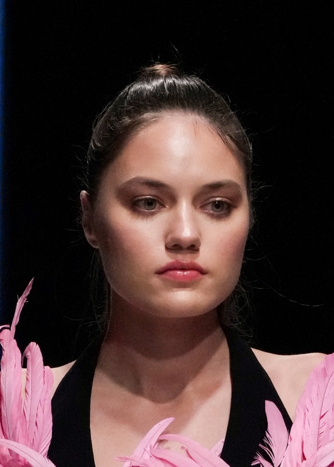 خطوات تطبيق مكياج فضي للنهار بأسلوب عرض Jean Louis Sabaji