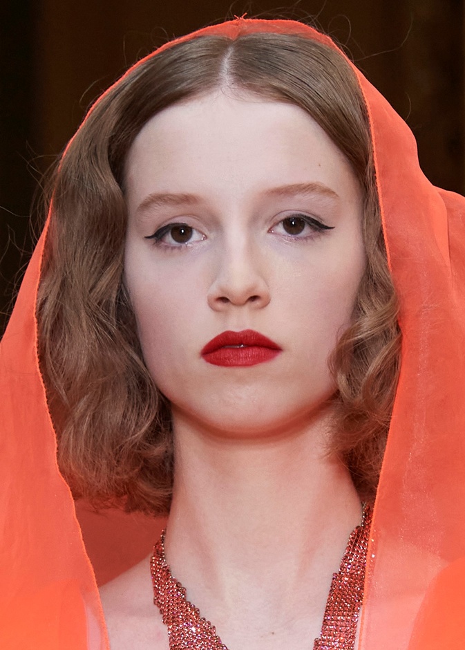 خطوات تطبيق اللون الأحمر على الشفاه مع المكياج المشرق... إليك أبرز الأفكار