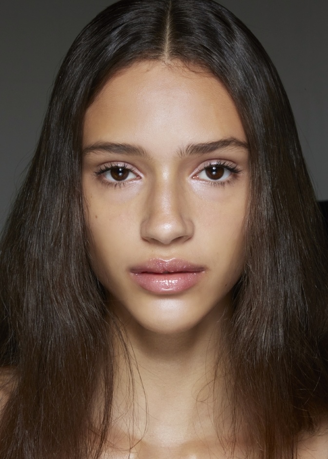 رسمات مكياج غلوسي  لماع من وحي دار Coperni