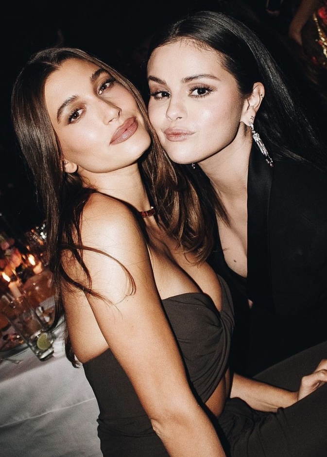 1 رئيسية صورة تجمع سيلينا غوميز مع هايلي بيبر من ساب المصور Tyrell Hampton على انستغرام