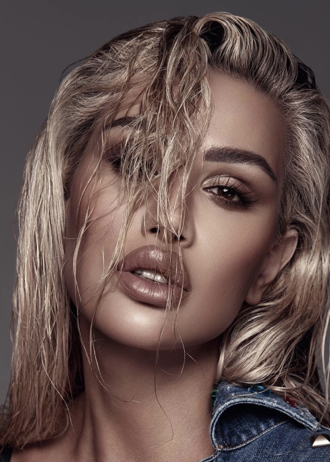 صيحات مكياج عصرية باللون البرونزي على طريقة ماياي دياب - الصورة من حسابها على انستغرام