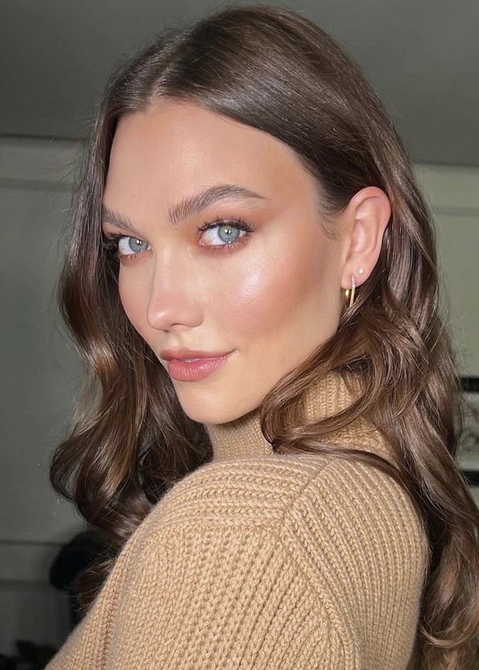 طريقة تطبيق مكياج مميز للعينين على طريقة كارلي كلوس - الصورة من حسابها على انستغرام