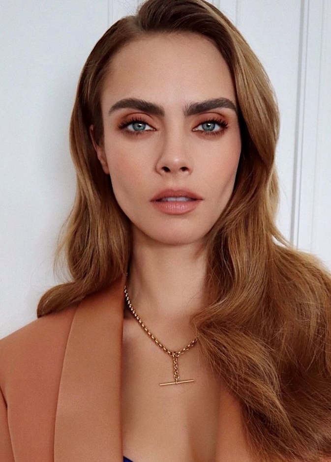 مكياج مناسب لفصل الخريف على طريقة كارا ديليفين - الصورة من حساب خبير المكياج هانغ فانغو على انستغرام