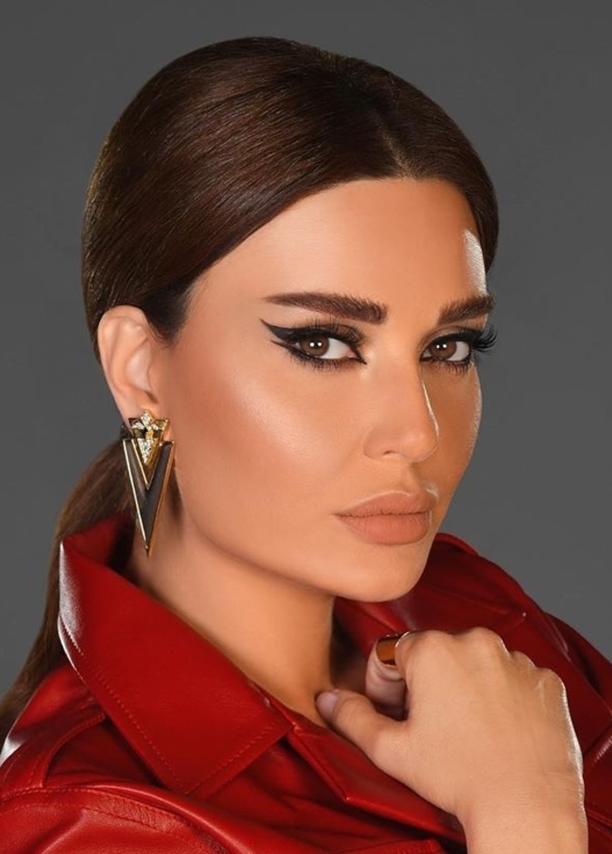 رسمات مكياج تليق بالعيون اللوزية بأسلوب سيرين عبد النور 