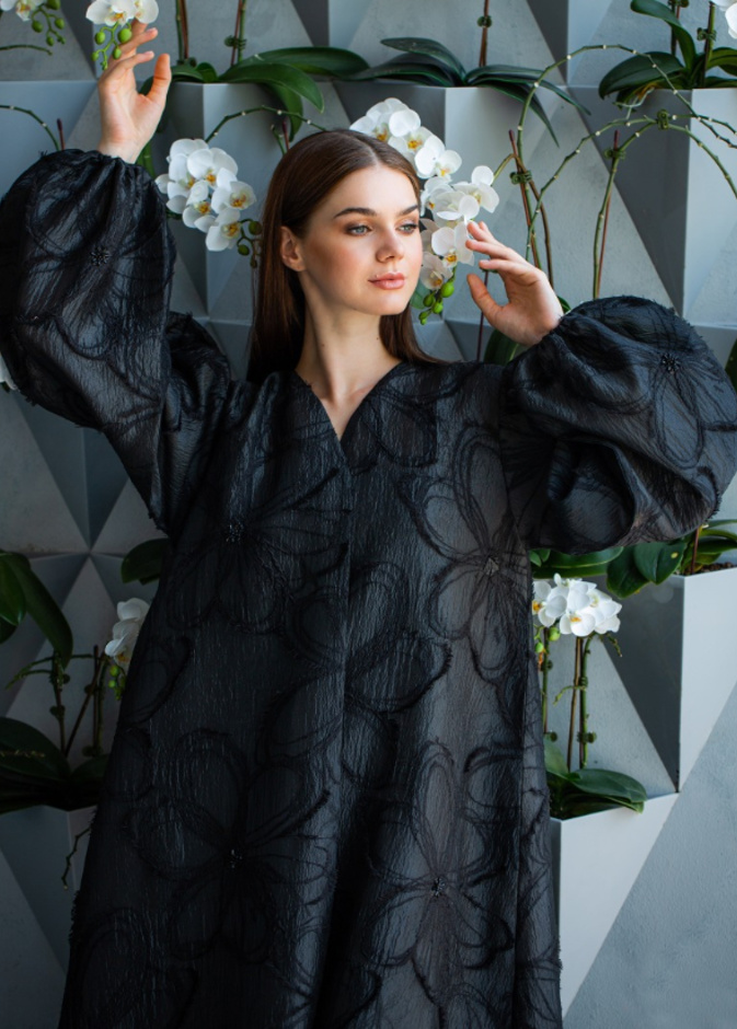 البروكار الفاخر بعباية سوداء راقية بالأكمام المنفوخة من Dmanteau