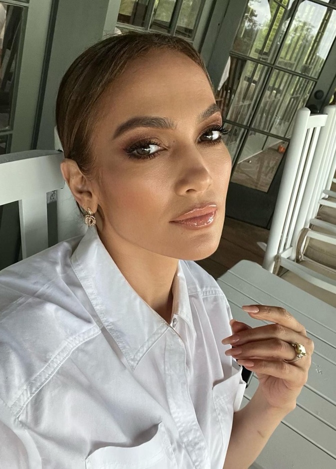 صيحات أحمر شفاه رائجة في شتاء 2023.. اعتمديها بأسلوب جينيفر لوبيز