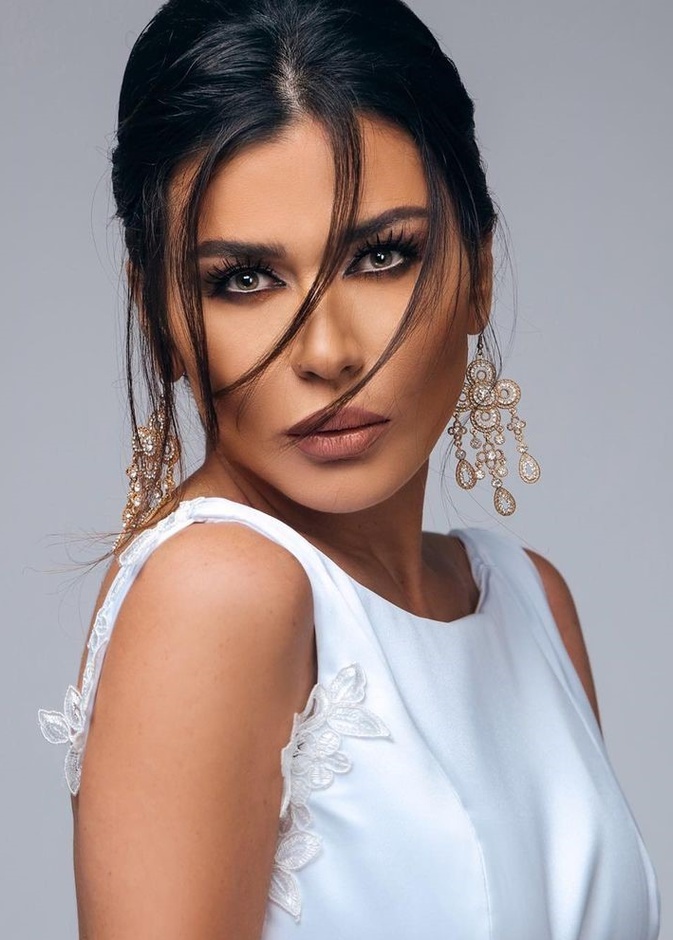 رسمات مكياج جذابة تناسب الوجه المربع بأسلوب نادين الراسي بمناسبة عيد ميلادها