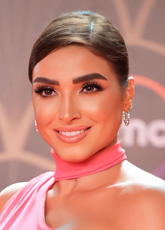 حيل مكياج تجعلك جذابة في عمر الخمسينات من وحي إطلالات روجينا  