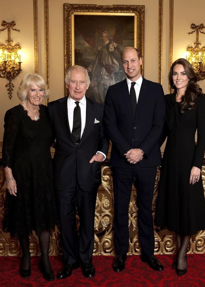 تفاصيل الصورة الجديدة للملك تشارلز الثالث وولي عهده