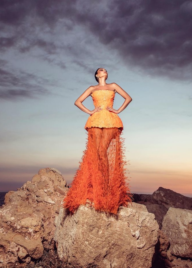 سيرين عبدالنور في فستان جريء ولافت باللّون البرتقالي من توقيع رامي قاضي