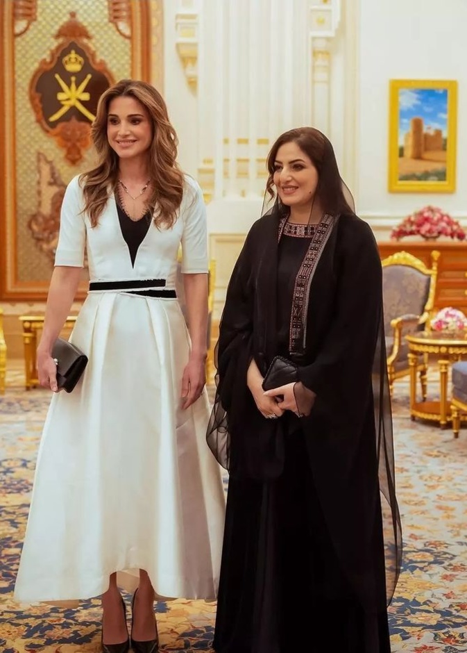 الملكة رانيا بفستان أبيض ميدي أنيق في زياراتها لمسقط