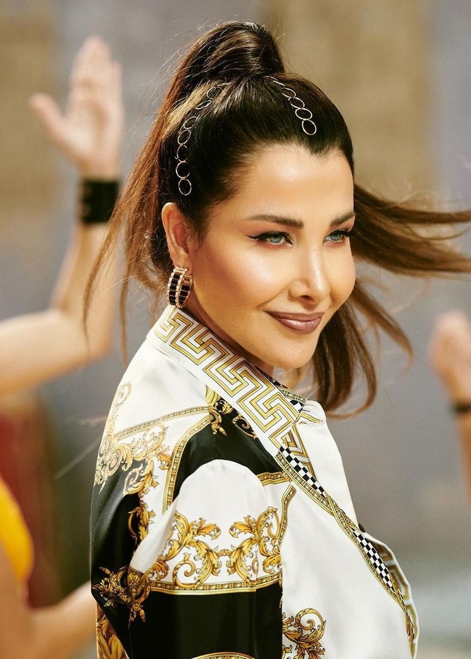 صيحات جمالية اعتمدتها نانسي عجرم في كليبها "على شانك" وطريقة التألق بها