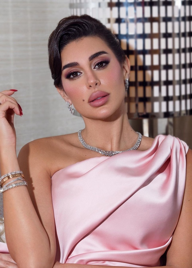 ياسمين صبري تتألق بصيحة المكياج الوردي في شهر اكتوبر