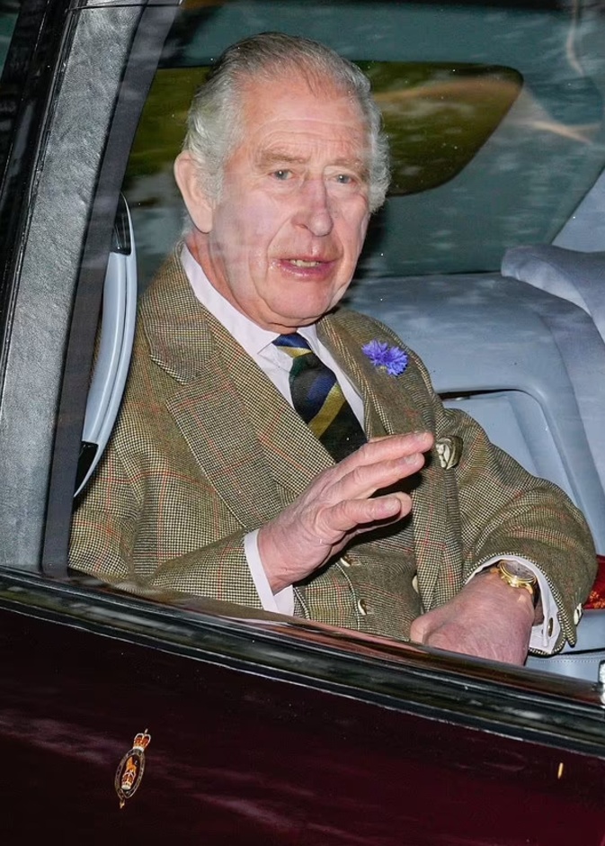 الملك تشارلز يظهر متأثرا أثناء تحيته للجمهور في أحدث ظهور له في بالمورال