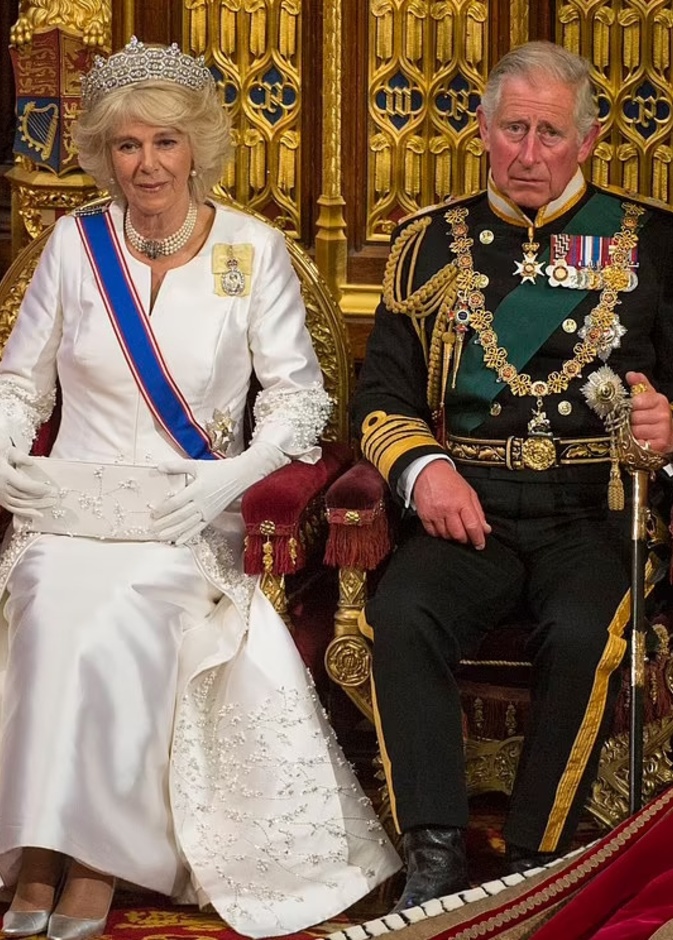 الملكة كاميلا قد لا تتمكن من ارتداء التاج المخصص لزوجة الملك لهذا السبب