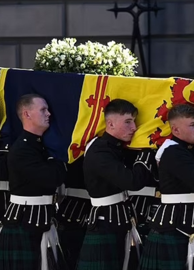 الملك تشارلز يعود إلى بالمورال لتوجيه الشكر لحراس الملكة الراحلة