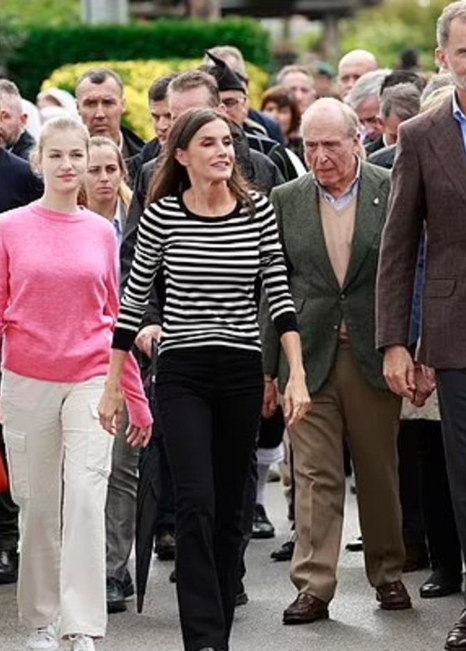 العائلة المالكة الإسبانية تزور القرية الفائزة بجائزة أميرة أستورياس