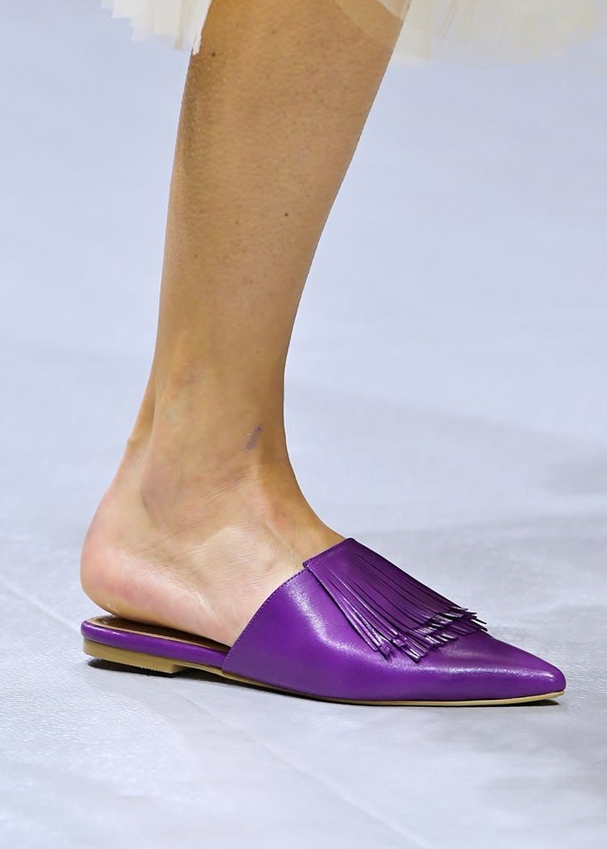 7 خشبات عرض شهدت خطى بالكعب المسطح لموسم خريف وشتاء 2022