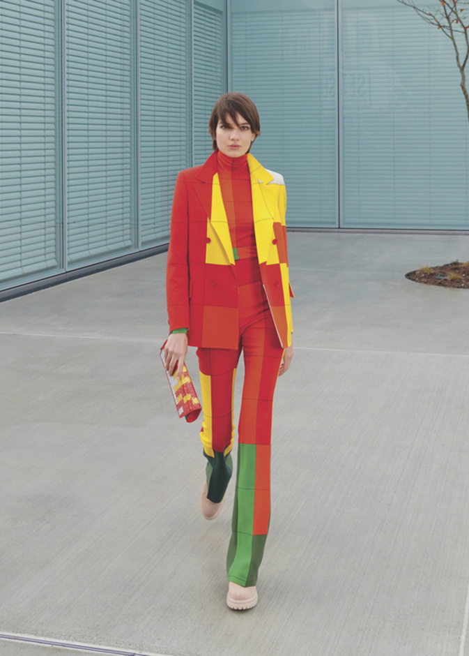 تنسيق البرتقالي الأصفر مع الأخضر بأسلوب الألوان المتضاربة من Akris