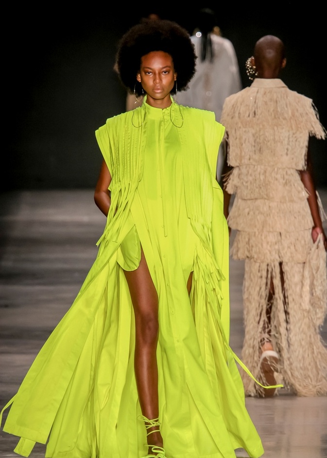 7 عروض سطعت فيها الألوان الفلورية لموسم خريف وشتاء 2022