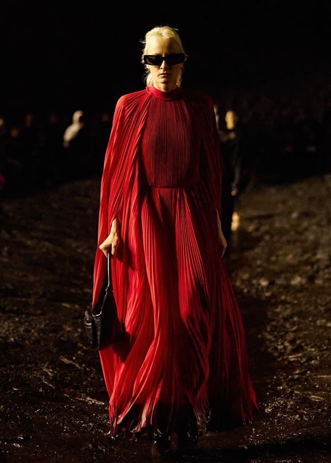 مجموعة Balenciaga لربيع 2023 دون عناوين ووصف... هكذا أرادها Demna
