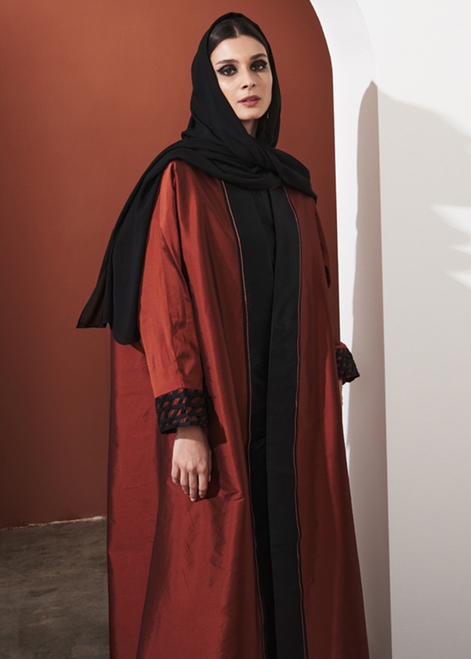 زخرفات راقية بالأسود زيّنت أكمام العباية الأنيقة باللون الأحمر من Blanc 8.3