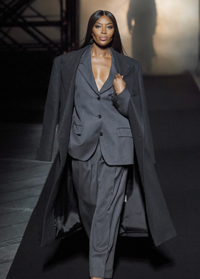 إطلالة أنيقة باللّون الرمادي للوك رسمي لافت من Boss