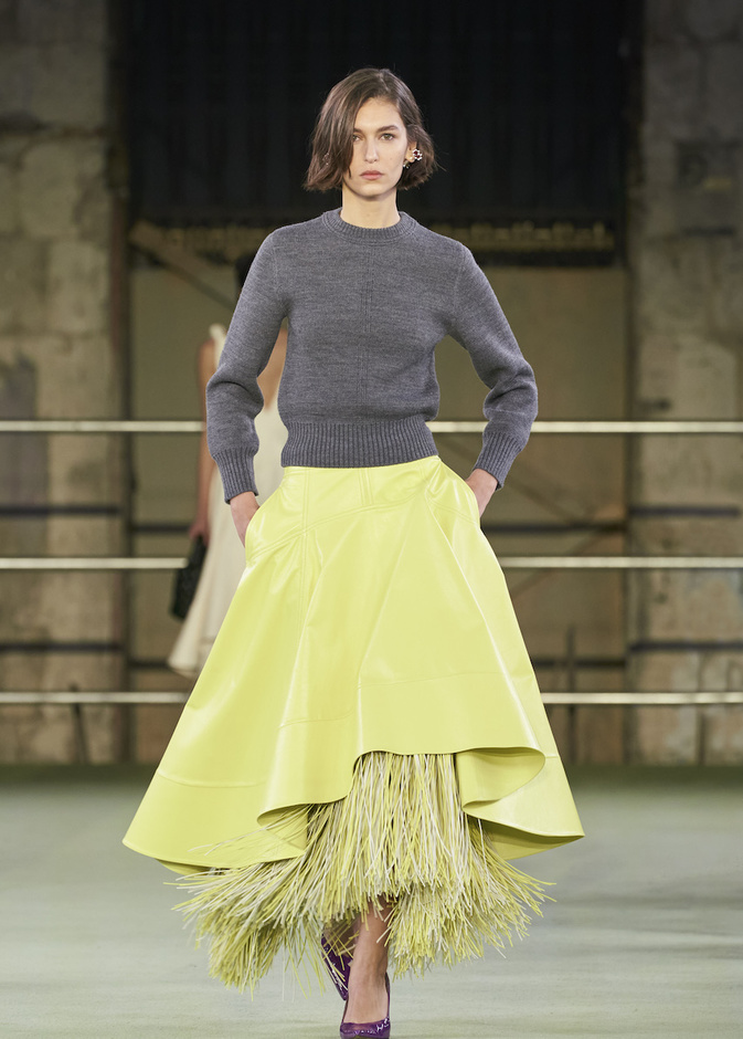 أكثر من 20 طريقة لتنسيق السويتر في اطلالات خريف 2023