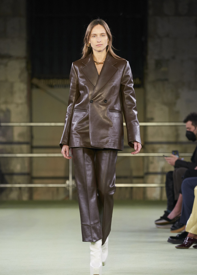 أفكار تنسيق البدلة الجلدية لإطلالات عصرية يومية تبعد عن الملل