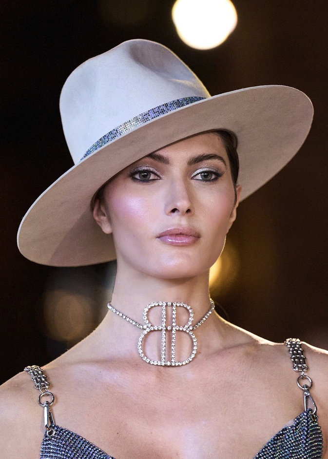 إطلالات جمالية من صيحات خريف 2022 ..إعتمديها بهذه الطرق