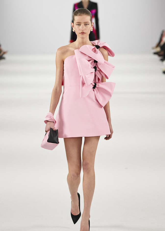  فستان قصير باللون الزهري من Carolina Herrera