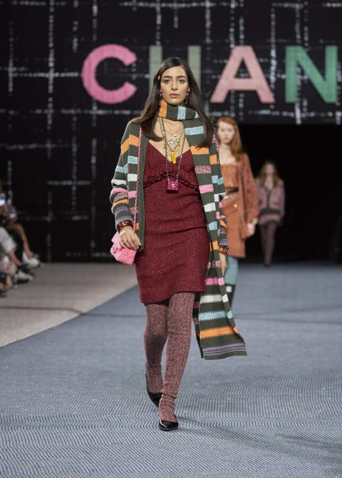 فستان صوف لافت ميدي باللّون البرغندي من CHANEL