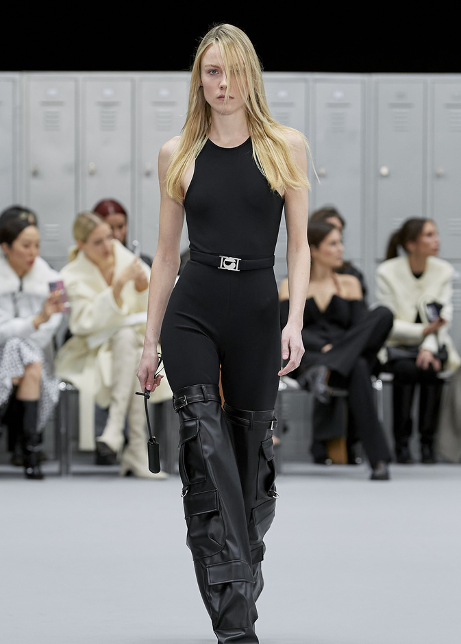 موضة الجمبسوت الأسود تضفي لمسات راقية على الإطلالات في خريف 2022