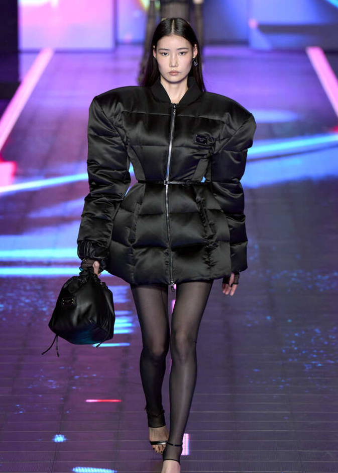 جاكيت أسود منفوخ بتنسيق عصري لافت من Dolce&Gabbana