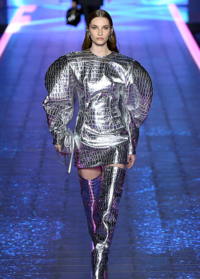 فستان ميتاليكي لافت لإطلالة عصرية جريئة من Dolce&GAbbana