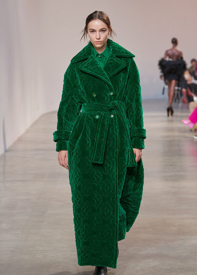 موضة المعاطف الخضراء تتخطى المألوف