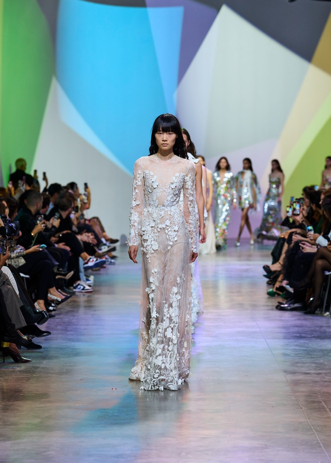 مجموعة Elie Saab لربيع وصيف 2023 تحاكي المرأة المعتدّة بخياراتها والفارضة لأنوثتها